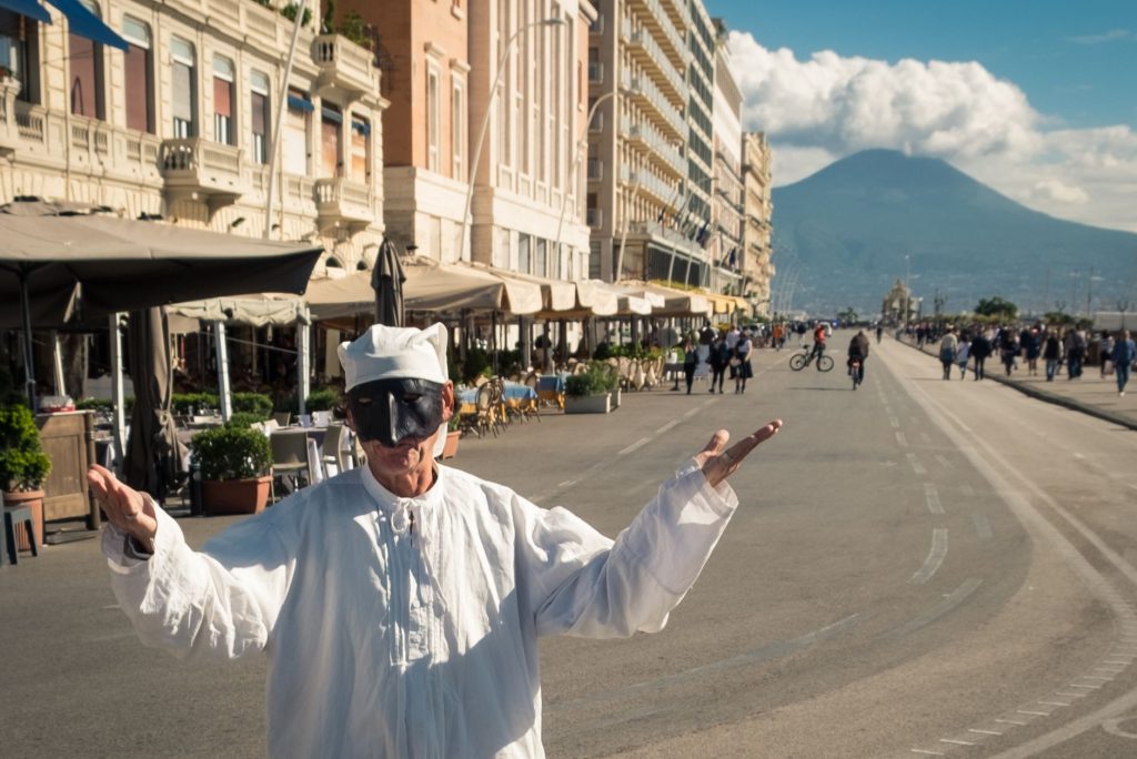 Napoli con il Vesuvio sullo sfondo