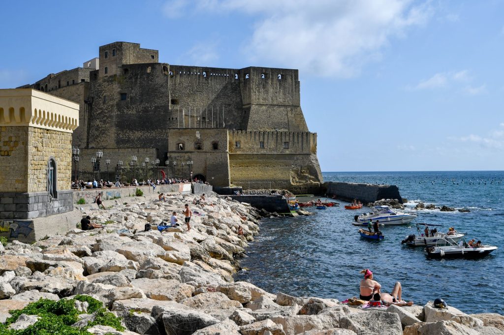Castel dell Ovo e il lungomare di Napoli